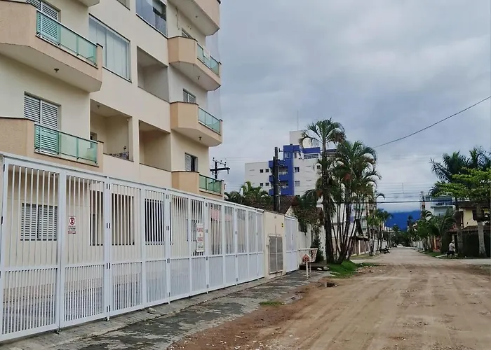 Apto c/2 quartos sendo uma suíte c/ar e 2banheiros Ubatuba